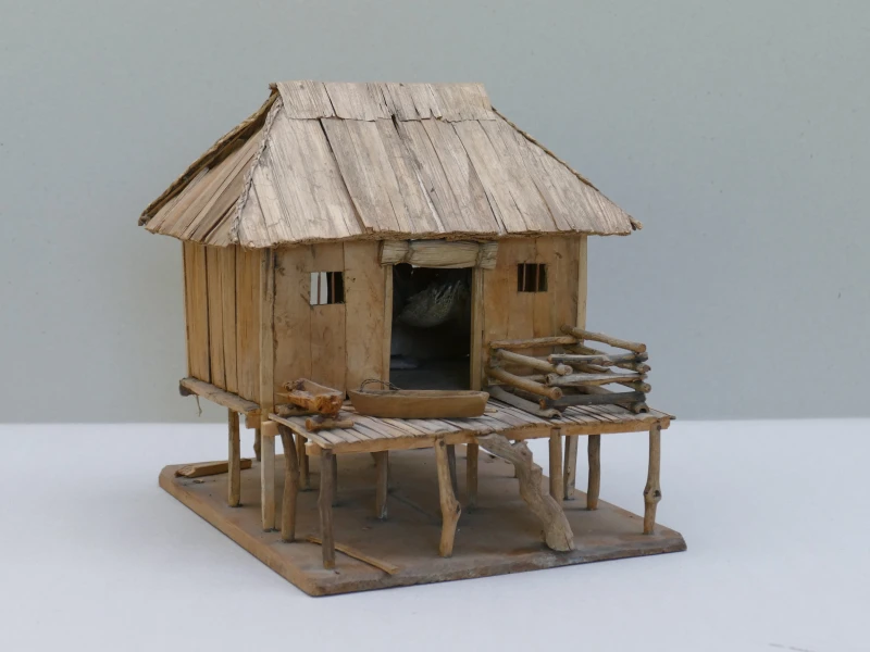 Auf den Spuren anderer Kulturen – Kinderquiz zum Tag der Provenienzforschung  | Pfahlbau-Modell aus Venezuela aus der ethnographischen Sammlung des Mauritianums