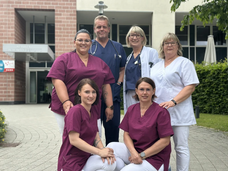 Praxis für Chirurgie umgezogen | Die beiden Fachärzte Jana Viehweg und Ronny Neubert (Mitte) sowie das gesamte
Praxisteam freuen sich ihre Patienten am neuen Standort begrüßen zu dürfen.