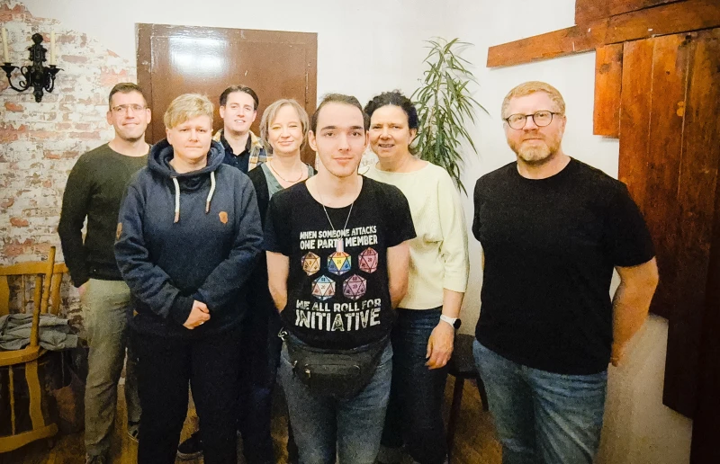 SPD-Ortsverein Schmölln‑Gößnitz wählt neuen Vorstand | Der Vorstand des SPD Ortsvereins Schmölln Gößnitz zeigt sich geschlossen und engagiert.
Hintere Reihe von links nach rechts: Sven Schrade, Christin Kühn, Jonas Kießhauer und Stephanie Wendt.
Vordere Reihe von links nach rechts: Jan Stiebritz, Angela Schubert und Frank Rauschenbach.
Gemeinsam steht der Vorstand für eine starke, verlässliche sozialdemokratische Arbeit vor Ort und eine klare Stimme für die Bürgerinnen und Bürger der Region.