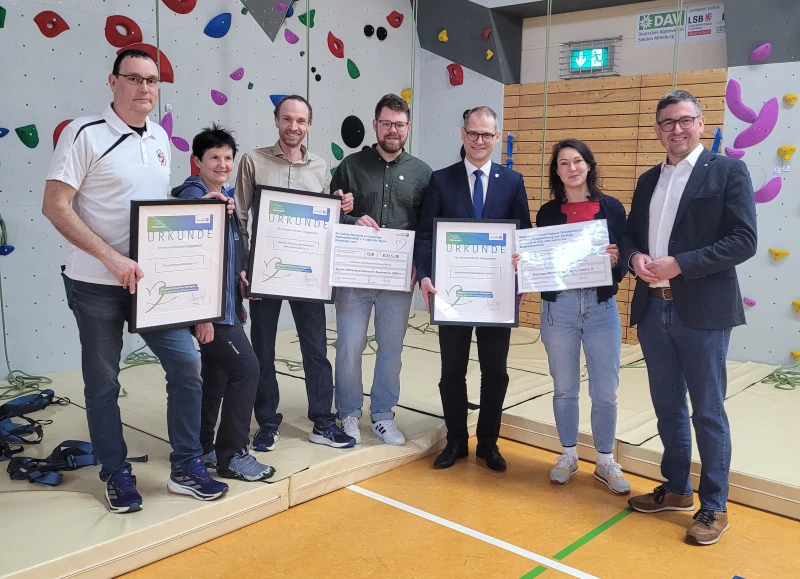 Über 60.000 Euro für das Ehrenamt im Altenburger Land – Starkes Signal für Vereine vor Ort | v.l.n.r. Vertreter des SV Lerchenberg e.V., Vertreter DAV Abteilung Altenburger Land, Ehrenamtsbeauftragter Guntram Wothly, Vertreter KSB Altenburger Land e.V., Christoph Zippel MdL 