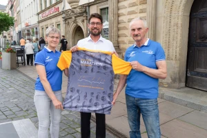 Oberbürgermeister Neumann erhält Event‑Shirt: Skatstadtmarathon startet am 13. Juni