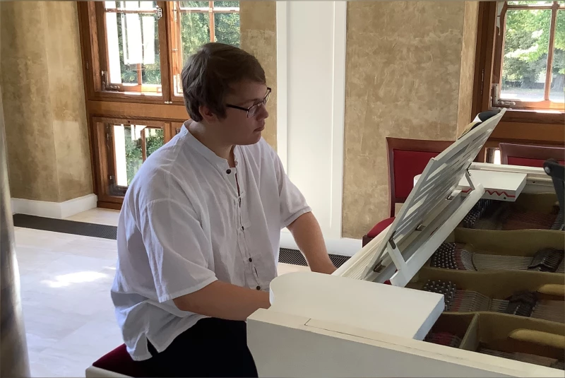 Musikschüler mit hervorragenden Wettbewerbsergebnissen | Lucian Meisel am Klavier