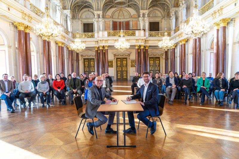 Weiterer Schritt zum Zweckverband Altenburger Museen | Landrat Uwe Melzer und Oberbürgermeister André Neumann bei der Unterzeichnung der Verbandssatzung des Zweckverbandes Altenburger Museen, 2026