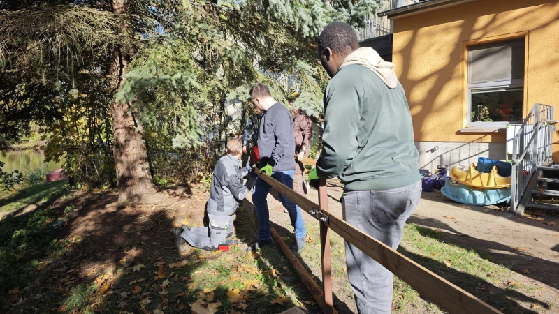 enviaM unterstützt neuen Kita-Zaun in Nöbdenitz | enviaM baut Zaun am Kindergarten Nemzer Rasselbande