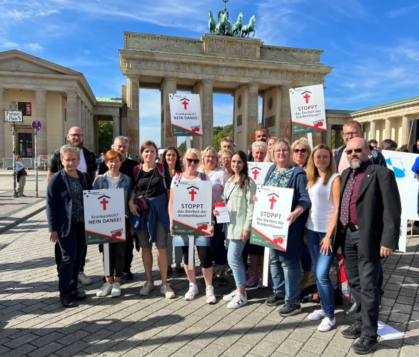 VorschauBild - Mitarbeitende des Klinikums Altenburger Land demonstrieren gegen die Krankenhauspolitik