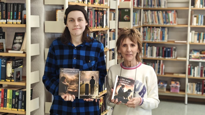 VorschauBild - Schmölln: Nachwuchsautorin Chiara Kühn schenkt ihre Bücher der Stadt- und Kreisbibliothek