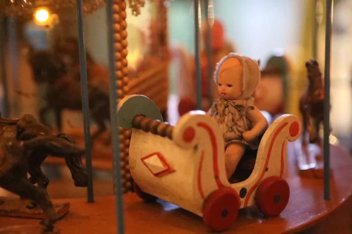 VorschauBild - Weihnachtsausstellung "Mit Speed durchs Kinderzimmer. Historisches Spielzeug auf Rädern"