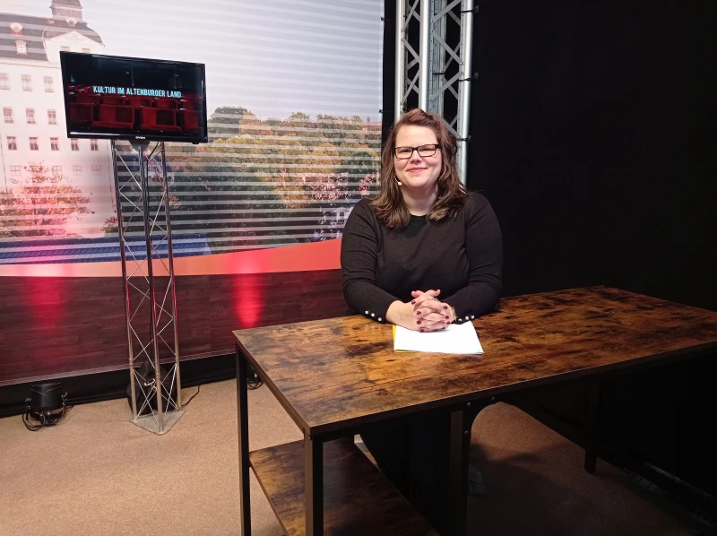 „Eine geht noch!“ – Das Frauentagsquiz auf Altenburg TV | Chefdramaturgin Dr. Sophie Oldenstein im Studio von Altenburg TV