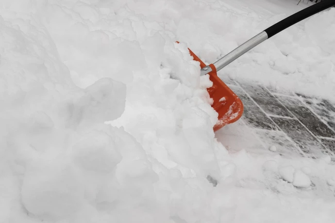VorschauBild - Bei starkem Schneefall müssen Gehwege mehrfach täglich geräumt werden