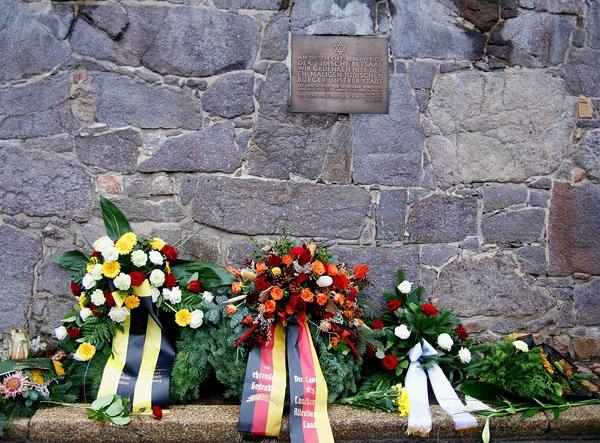 Gedenken an Pogromnacht - Die Opfer sind nicht vergessen | Pogromgedenken - Kranzniederlegung an der Altenburger Gedenktafel