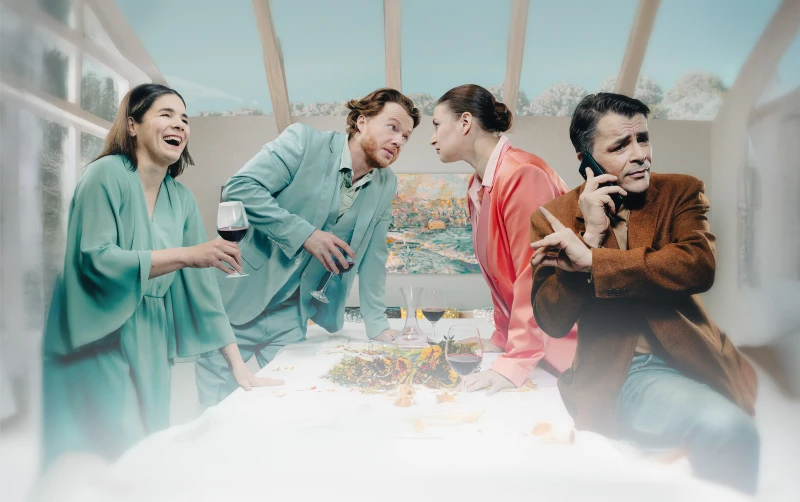 „Der Gott des Gemetzels“ in Altenburg: Wenn das Versöhnungstreffen eskaliert | Der Gott des Gemetzels_v.l.n.r. Schauspielerin Ines Buchmann, Schauspieler Thorsten Dara, Schauspieler Marie-Luis Kießling und Schauspieler Manuel Struffolino