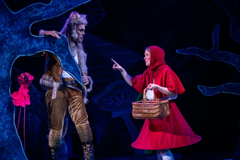 Bühne frei über die Ostertage – Die Theater-Tipps vom 4. bis 6. April im Theater Altenburg Gera | „Rotkäppchen und der Wolf“ - Schauspielerin Leah Eleonora Geber als Rottkäppchen und Schauspieler Thomas C. Zinke als Isegrim