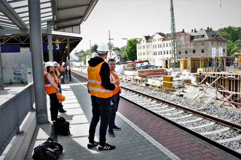 Die Deutsche Bahn informiert über die Modernisierung der Bahninfrastruktur im Eisenbahn- knoten Gößnitz  | Im Bahnhof Gößnitz erläutert Bahn-Teamleiter Harald Dix (re.) die Modernisierungsarbeiten mit Blick hin zu zukünftigen Bahnsteigen, Zugangstunnel und Aufzug.

