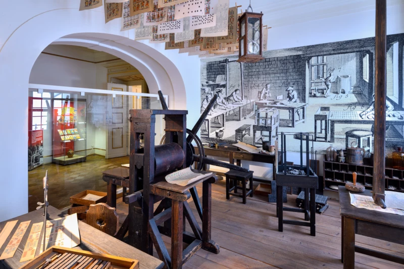 Ein Ass im Ärmel – Rundgang durch das Spielkartenmuseum | Historische Kartenmacherwerkstatt im Schloss- und Spielkartenmuseum