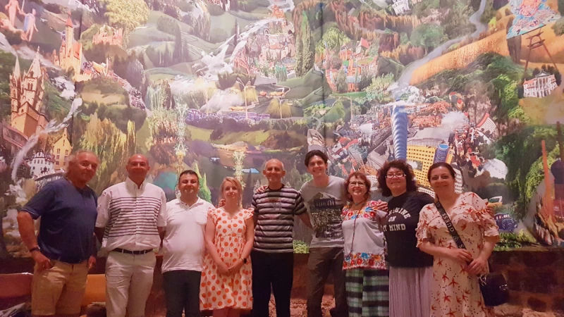 Mit dem Künstler zur Altenburger Museumsnacht auf Reisen gehen | Künstler Anthony Lowe (r.) entführt im Panorama im Flaschenturm des Schlosses rotarische Gäste aus Bulgarien auf eine visuelle Reise von Eisenach bis zur Sächsischen Schweiz.