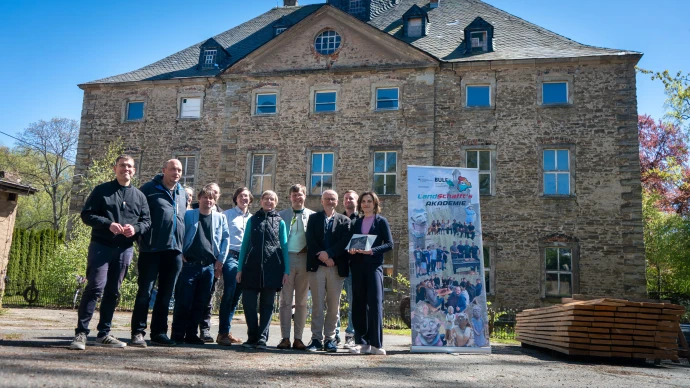 VorschauBild - Mit dem Vorschlaghammer in die Zukunft – Ostbeauftragte besucht Wasserschloss in Dobitschen