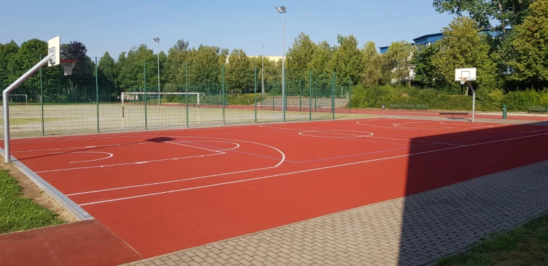 Kleinsportanlage an der Walter-Pesek-Halle aufgewertet | Das neue Basketballfeld bei der Walter-Pesek-Halle