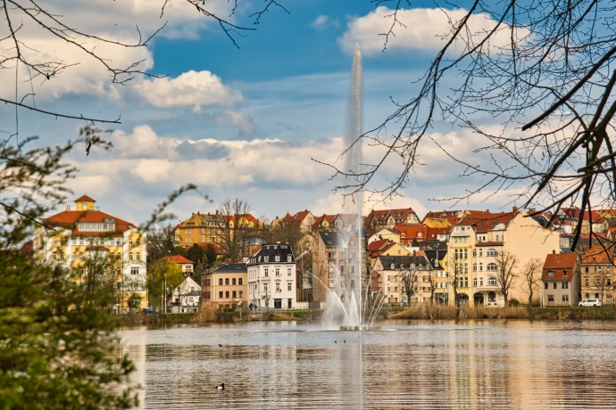 VorschauBild - Fontäne am Großen Teich leuchtet blau — Stadt Altenburg beteiligt sich am Internationalen ME/CFS‑Tag
