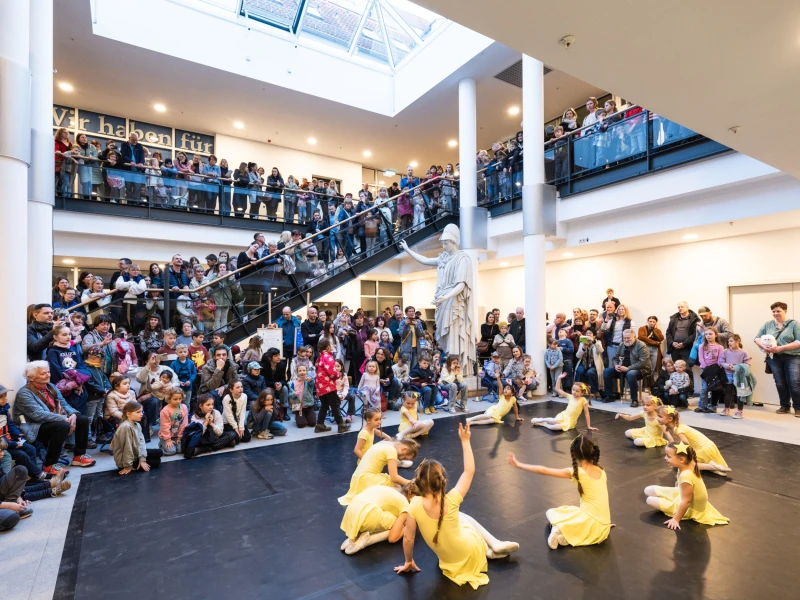 Knapp 2200 Menschen besuchen „nächtliches“ Museumsevent | Tanz des Kinder- und Jugendballetts des Theater Altenburg Gera zur Eröffnung der Kindermuseumsnacht