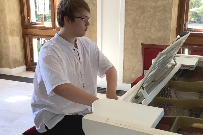 Musikschüler aus dem Altenburger Land beim Bundeswettbewerb erfolgreich | Lucian Meisel am Klavier