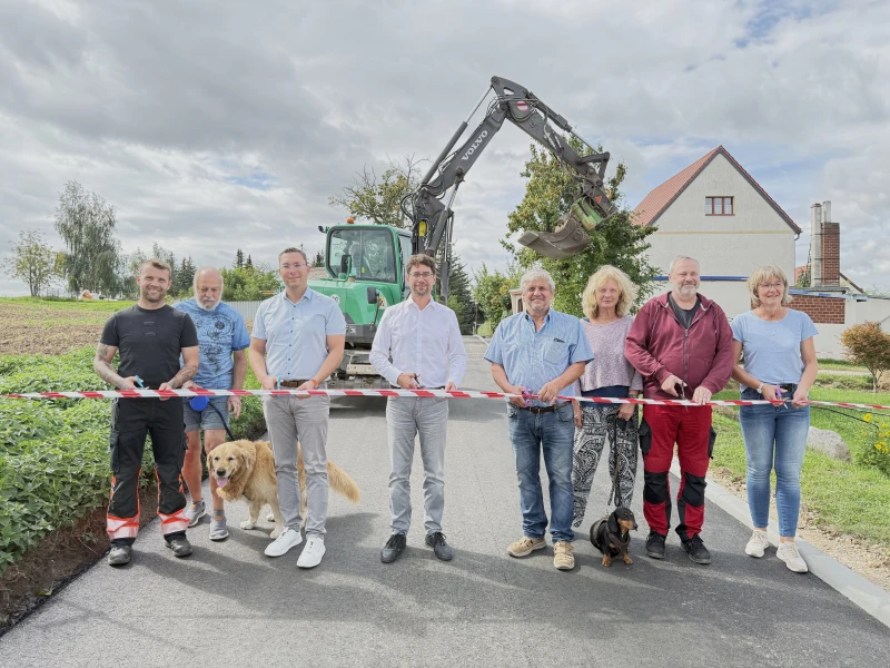 Fahrbahn „Zur Fasanerie“ in Ehrenberg erneuert | von links nach rechts: Tom Zimmermann (Stadtverwaltung Altenburg), Stefan Seeger (Anwohner), Jens Köhler (Baufirma ATS), Oberbürgermeister André Neumann, Ortsteilbürgermeister Ehrenberg Jörg Wenzel, Veronika Michaelis (Anwohnerin), Jens Neuwirth (Stadtverwaltung Altenburg) und Christine Tschorn (Stadtverwaltung Altenburg).