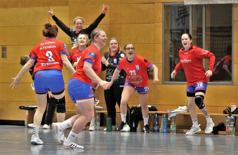 Handball-Heimspielfest im Goldenen Pflug Altenburg | Mit dem Schlusspfiff freuen sich die Aufbau-Frauen über den klaren Erfolg gegen Niederndodeleben