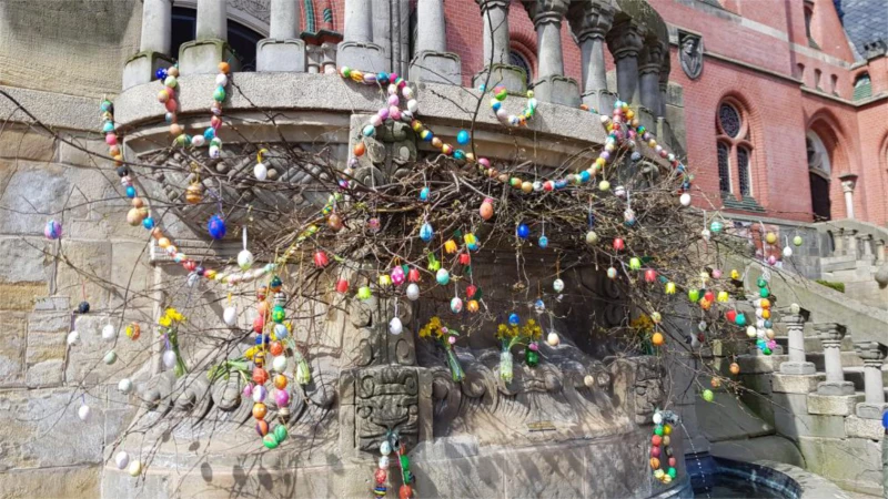 Gemeinsames Osterbrunnen‑Schmücken: Kindergemeinde lädt ein | Auch in diesem Jahr soll der Brunnen der Brüderkirche wieder österlich geschmückt werden.