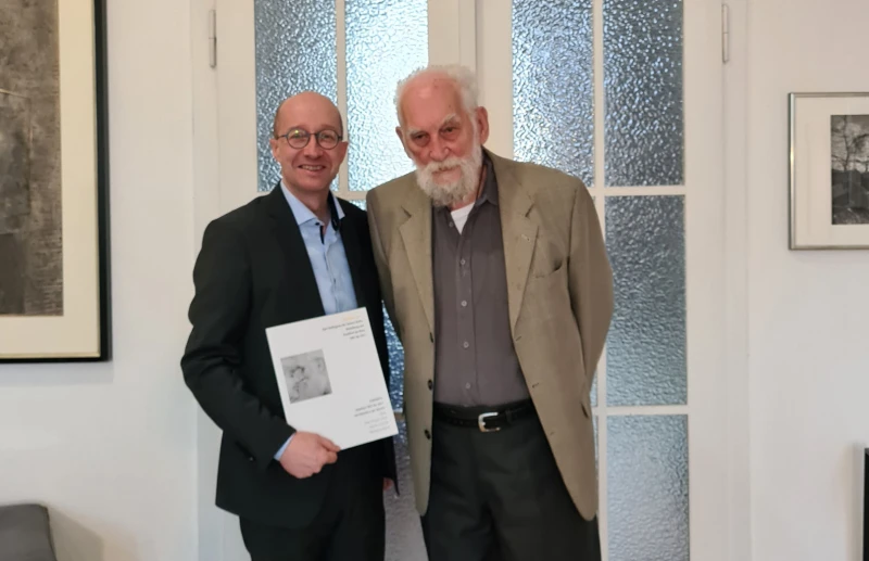 Nachruf - Der bedeutende Wissenschaftler, Verleger und Sammler Dr. Wolfgang Rothe ist tot | Dr. Wolfgang Rothe (r.) und Museumsdirektor Dr. Roland Krischke 2023 in der Frankfurter Wohnung,