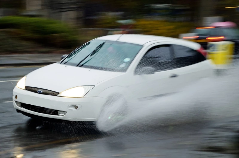 Gefahr von Aquaplaning wird im Hochsommer immer wieder unterschätzt | 