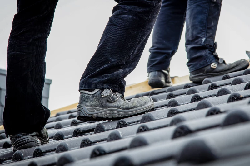Neues Lohn-Limit fürs Dächer-Decken im Altenburger Land  | Oben auf dem Dach wartet jede Menge Arbeit – und für die gibt es ein „Mindest-Lohn-Preisschild“: 15,60 Euro pro Stunde – das ist das Minimum, was Gesellen auf dem Dach verdienen müssen.