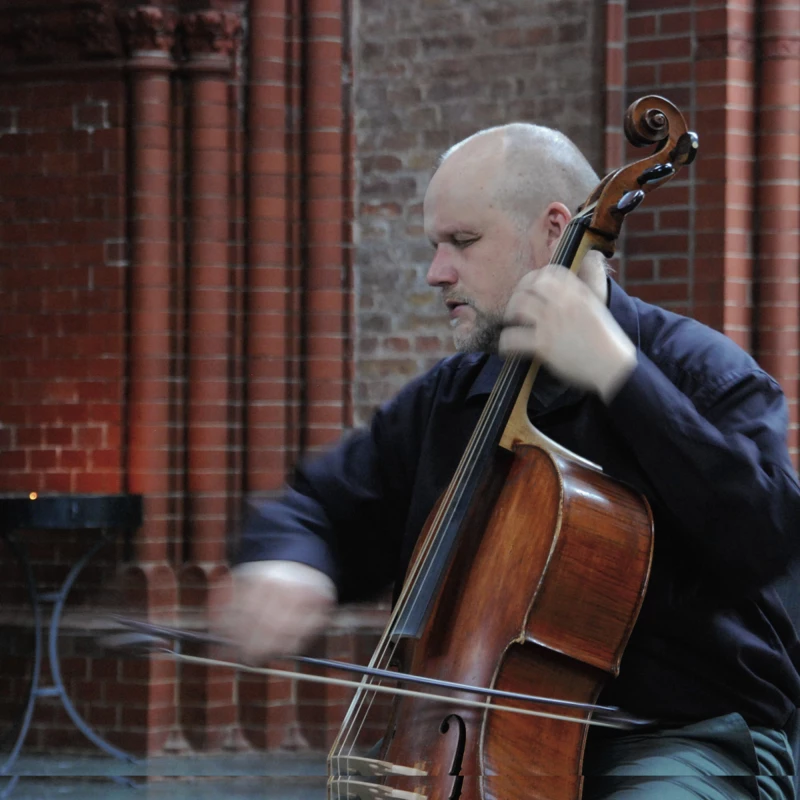 Altenburg empfängt internationalen Barockcellisten | „Ludwig Frankmar mit seinem Cello von 1756“