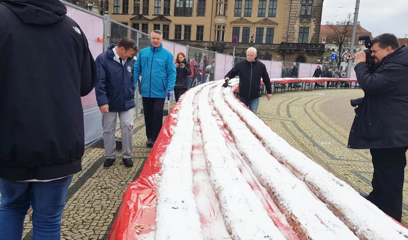 Eispiraten und Rekordteam knacken Stollenrekord für schwerstkranken Louis | 1.022 Meter langer Stollen