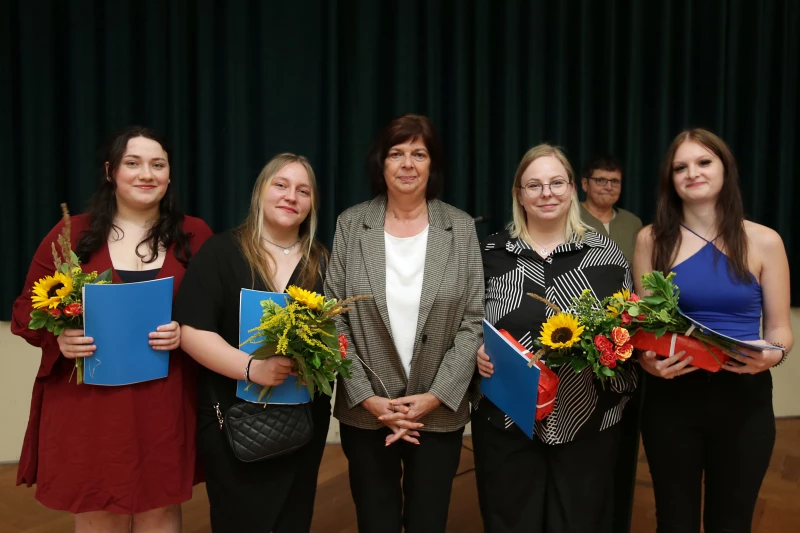 Zeugnisse an Pioniere der generalistischen Ausbildung überreicht |  Die vier Krankenpflegehelferinnen starten nun Freude strahlend
in ihr Berufsleben und danken ihrer Klassenleiterin Frau Heinrich (Mitte).