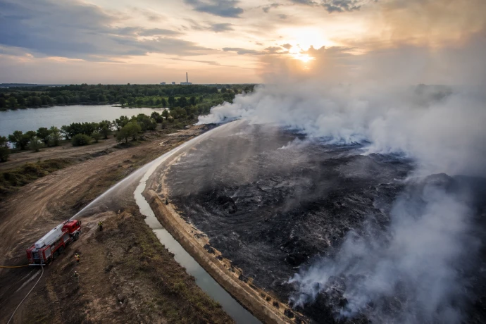 VorschauBild - Großbrand bei Meuselwitz: LMBV setzt auf Flutung statt Löschhubschrauber