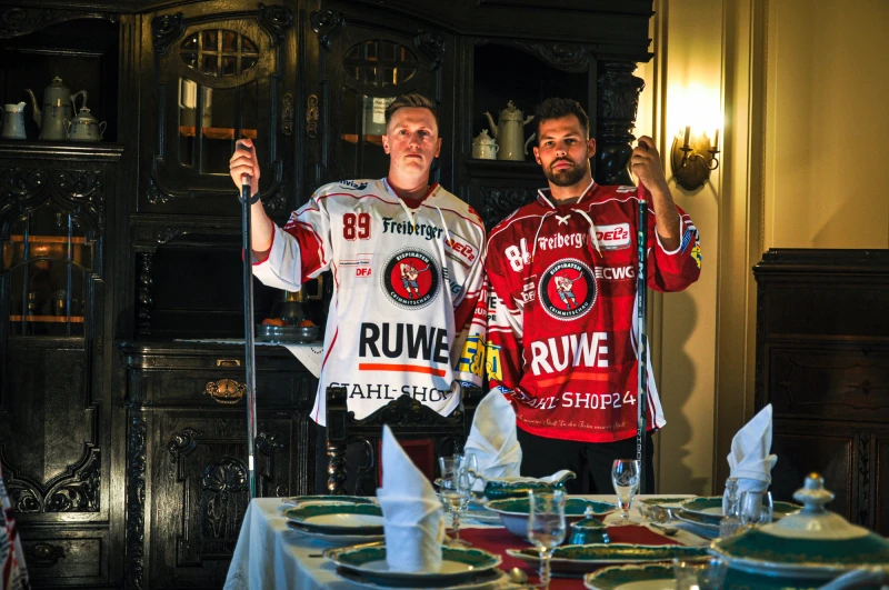 Tradition neu inszeniert: Eispiraten zeigen neue Jerseys im Schloss Blankenhain | Die neuen Heim- und Auswärtstrikots für die Saison 2026/27 - „Der Stolz unserer Stadt. In den Farben unserer Stadt.“