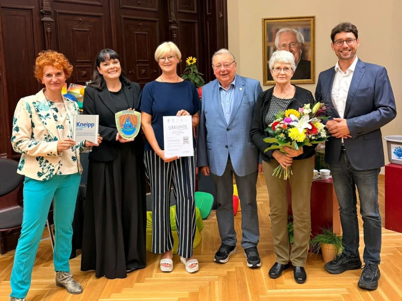 Freie Grundschule Christian Felix Weiße als Kneipp-Schule ausgezeichnet | Sibylle Nowak (Schulmanagement Rahn Education), Grit Zorn (Prokuristin Rahn Education), Annett Zeise (Schulleiterin Freie Grundschule Christian Felixe Weiße der Rahn Education), Dr. Sigurd Scholze (erster Vorsitzender des Kneipp-Bund Landesverband Thüringen e.V.), Solveig Gentzsch (erste Vorsitzende des Kneipp-Vereins Meuselwitz) und André Neumann (Oberbürgermeister der Stadt Altenburg).