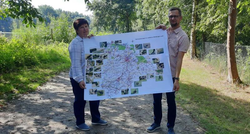 Altenburger Land hat in zehn Jahren dreißig Teiche saniert | Birgit Seiler und Jens Lindner von der unteren Naturschutzbehörde des Landkreises haben auf einer Karte erfasst, wo überall im Altenburger Land in den zurückliegenden zehn Jahren Teiche saniert wurden.