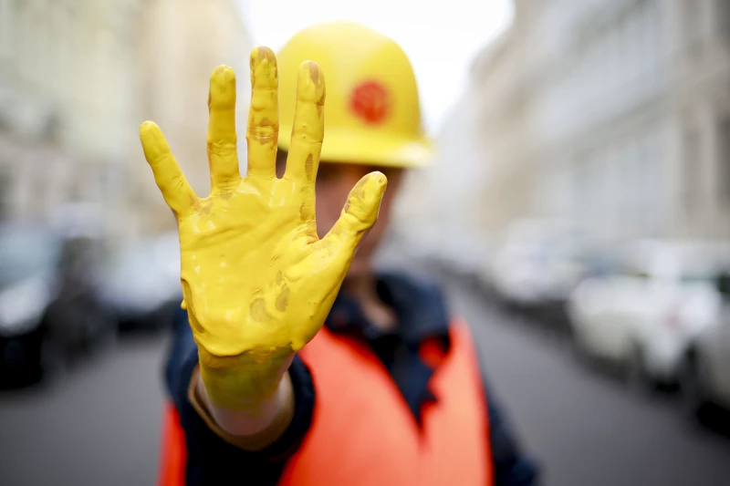 Altenburger Land: Kein Platz für Rassisten – Azubis können den Anti-Diskriminierungspreis gewinnen | Rote Karte im Fußball – „Gelbe Hand“ im Betrieb. Beim gleichnamigen Wettbewerb
sollen Azubis und Berufsschüler aus dem Altenburger Land mitmachen, die ein eigenes
Projekt gegen Rassismus und für ein solidarisches Miteinander auf die Beine gestellt
haben. Dazu ruft die IG BAU auf. 