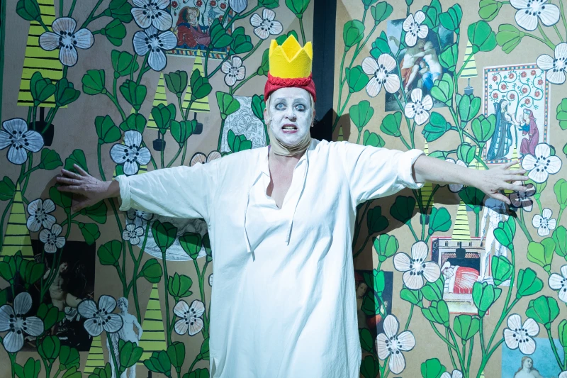 Theater-Tipps vom 2. bis 4. Oktober in Altenburg und Gera | „Yvonne, die Burgunderprinzessin“ Schauspielerin Charlotte Ronas als Königin