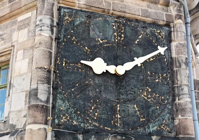 VorschauBild - Arbeiten am Altenburger Rathaus: Drei Uhren werden restauriert