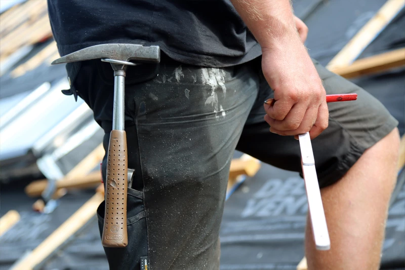 Extra-Euros für alle Dachdecker im Altenburger Land gegen das „Lohntüten-Loch“ in der Krise | Eine „Hammer-Nachricht“ für die Lohntüte: Alle Dachdecker bekommen in diesem und im kommenden Jahr eine Inflationsausgleichsprämie. Für das Extra-Geld hat sich die IG BAU stark gemacht.