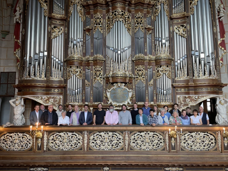 Thüringer Orgel-Akademie 2023 feiert Abschluss mit festlicher Gala | Die Teilnehmerinnen und Teilnehmer der 32. Thüringischen Orgel-Akademie zusammen mit deren Schirmherr Oberbürgermeister André Neumann