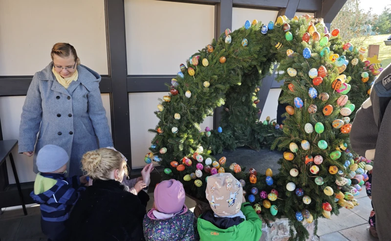 Osterfreude im Pfarrhof Nöbdenitz | Gemeinsam mit ihren Erzieherinnen schmückten sie die traditionelle Osterkrone mit zahlreichen bunten Eiern.