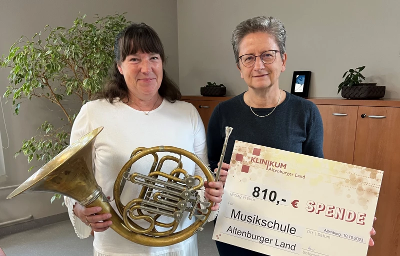 Klinikum Altenburger Land unterstützt Musikschule | Gabriele Herrmann (li.), freut sich über den Scheck von Dr. Gundula Werner (re.), mit dessen Hilfe in der Musikschule mehr Instrumente erhalten werden können.