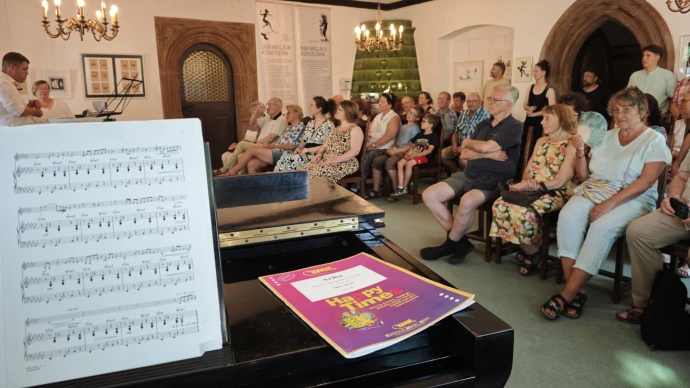 VorschauBild - Vernissage in Schmölln: „Märchenhaft geschnitten“ begeistert zum Jubiläumsauftakt