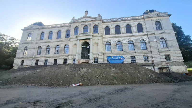 Erdwall vor dem Lindenau-Museum schafft Platz für ausstehende Fundamentarbeiten | Erdwall vorm Lindenau-Museum Altenburg
