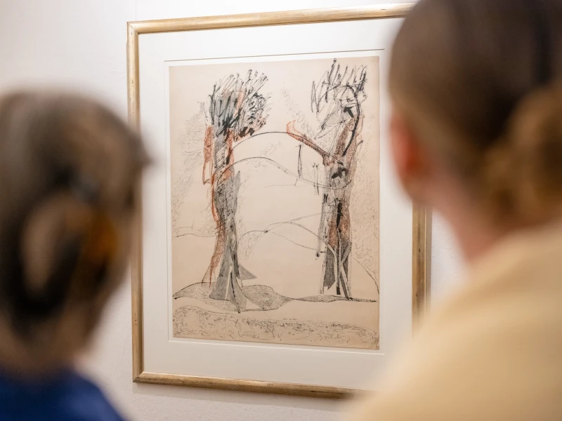 Sonntagsführung im Prinzenpalais: Gerhard Altenbourg zum 100. Geburtstag | Ausstellungsansicht „Der fantastische Gerhard Altenbourg – Ausstellung zum 100. Geburtstag“, Lindenau-Museum Altenburg, 2026, abgebildetes Werk: Gerhard Altenbourg, Hinüber und Herüber, 1958 