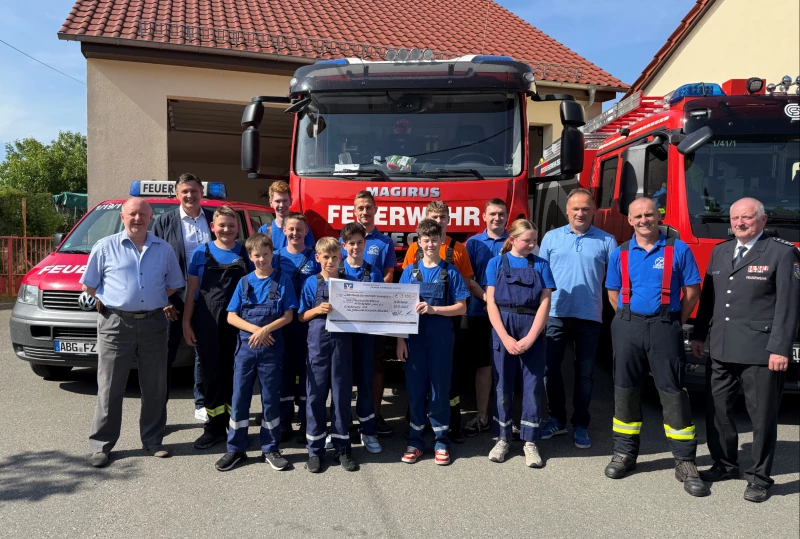 Förderstiftung der VR-Bank Altenburger Land eG übergibt Spendenscheck an Kreisfeuerwehrverband | 