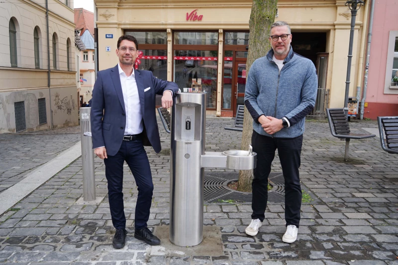Wasserspender auf dem Altenburger Markt in Betrieb | Oberbürgermeister André Neumann (links) und der Fachbereichsleiter Kommunale Dienstleistungen, Denis Anders, stehen am neuen Wasserspender.