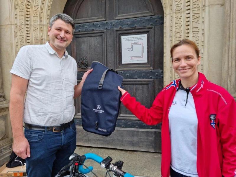 127 Teilnehmende schafften mehr als 30.000 Kilometer | Angela Riemann erhielt für ihre herausragende Leistung vom Klimaschutzbeauftragten der Stadt, Dr. André Wüste, eine hochwertige Fahrradtasche.